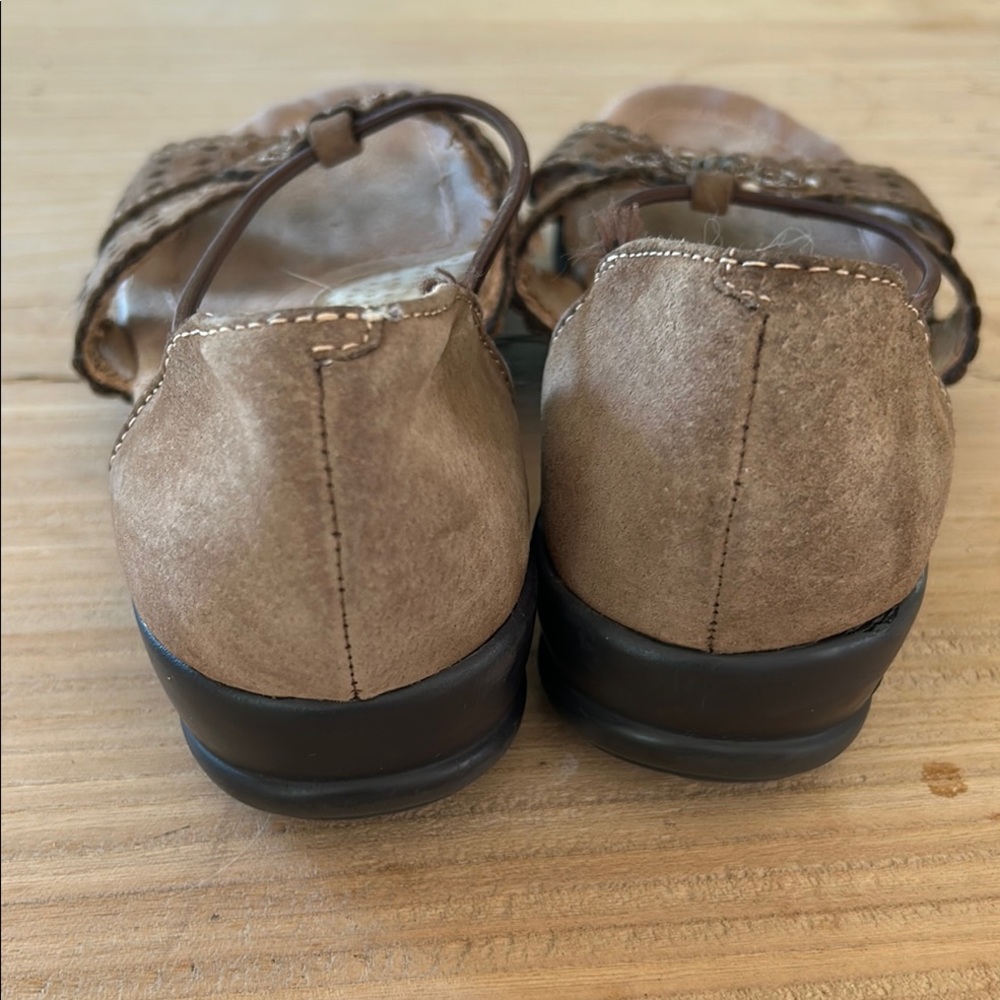 Earth Spirit Brown Sandals with Strappy Design and Floral Detail - Picture 4 of 7